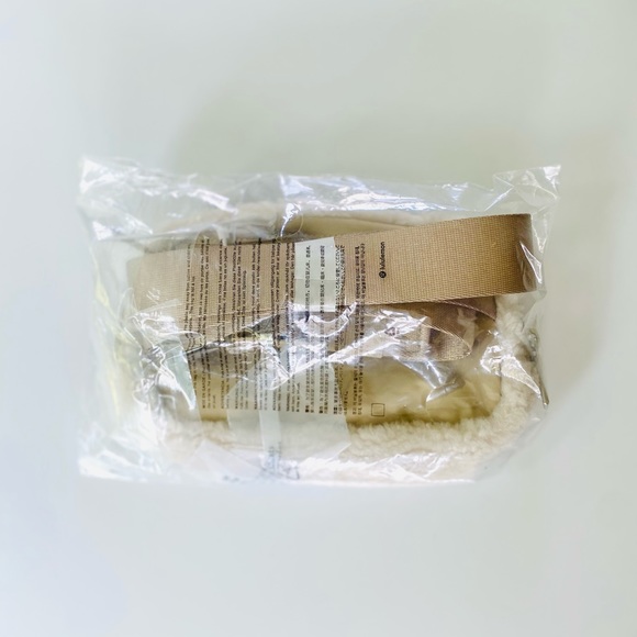 Lululemon Everywhere Fleece Belt Bag - Picture 4 of 5